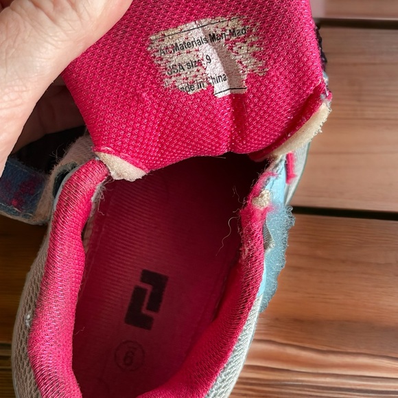 Sky blue  size 9 toddler gym shoe no brand, pink inside - Picture 8 of 8